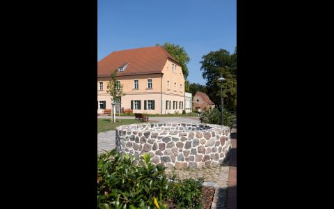 06 Amtshaus neues Restaurant mit Brunnen