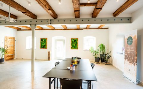 Seminarraum mit Blick in den Hof