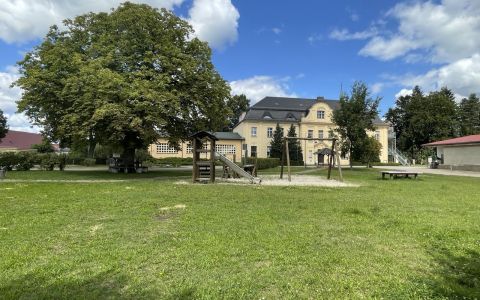 Dorfmitte mit Spielplatz