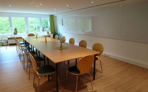 Seminarraum Nalle 55m² und mit 7,5 Meter Magnet-White-Board-Wand