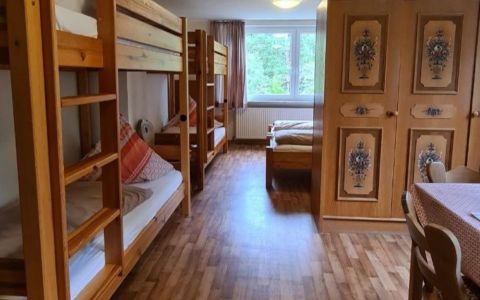 Mehrbettzimmer Lichtdurchflutet