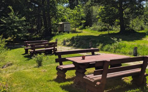 Mehrere Sitzmöglichkeiten im Außen