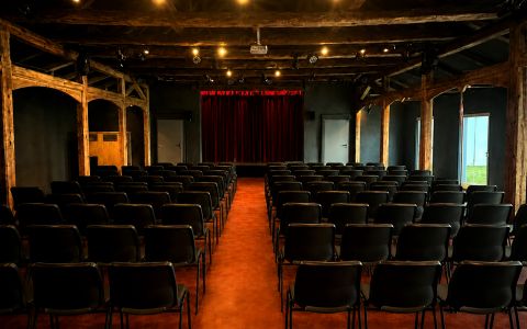 Der Theatersaal mit Vortragsbestuhlung