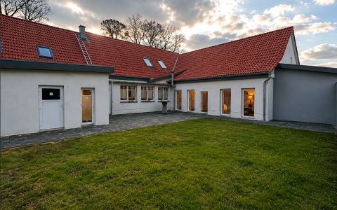 Hof-Ensemble Friends: links der Klub, mitte Werkstatt und Küche, Links der Theatersaal, oben Gästezimmer. Blick vom nicht einsehbaren Biergarten