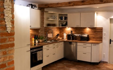 Bauernküche mit Tisch für 8-10 Personen und Kamin