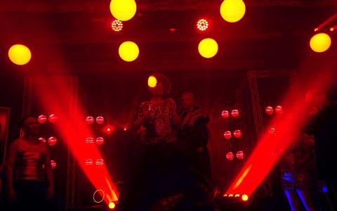 Aufwendige Lichtinstallation im Theatersaal