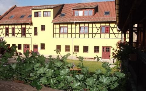 Blick vom Laubengang Landhaus auf den Westflügel